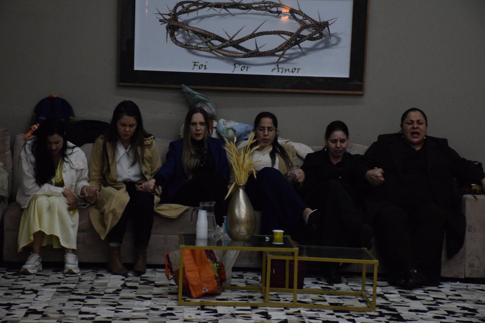 Pastoras e líderes reunidas em oração